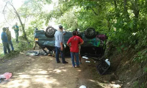 Trece universitarios resultan heridos tras accidentarse bus en Pedasí