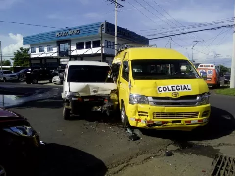Triple colisión deja siete menores heridos en Doleguita, David