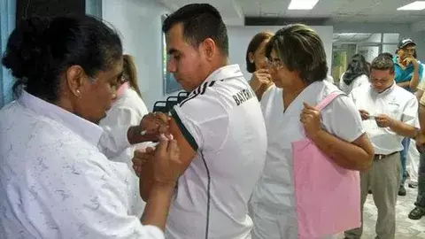 No se está negando la vacuna a nadie, autoridades de salud 