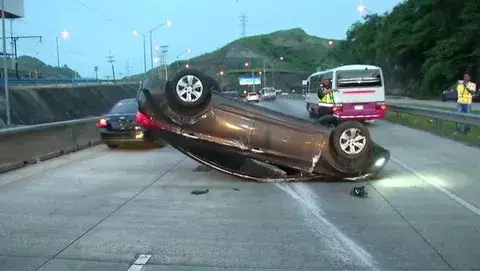 Vuelco de un auto causa tedioso tranque sobre el corredor norte