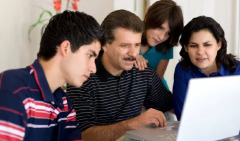 Uno de cada 3 padres opina que el internet los aísla de sus hijos