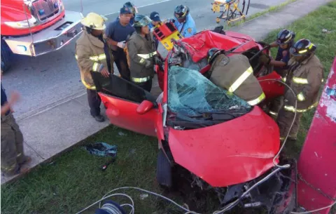 Joven choca contra paso elevado y queda atrapada en su vehículo 