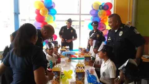 Agasajan a niños y niñas en su día en Penonomé