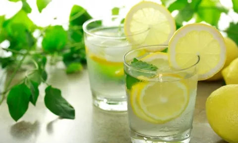 El agua de limón y sus múltiples beneficios