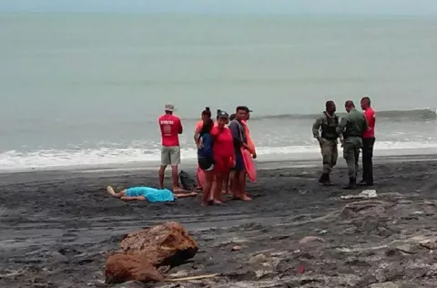 No sabía nadar y murió ahogado por intentar salvar a una joven