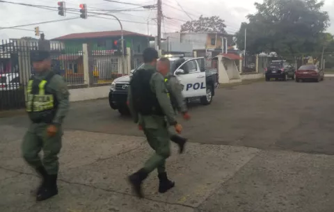 Hurtan 4 armas de fuego en residencia de asiático, no hay detenidos