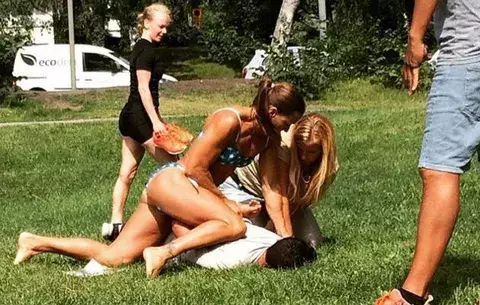 Mujer policía hace arresto en su día libre y en bikini 