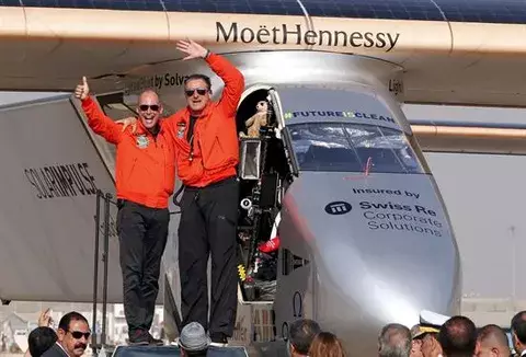 Avión Solar Impulse aplaza despegue de El Cairo por enfermedad del piloto