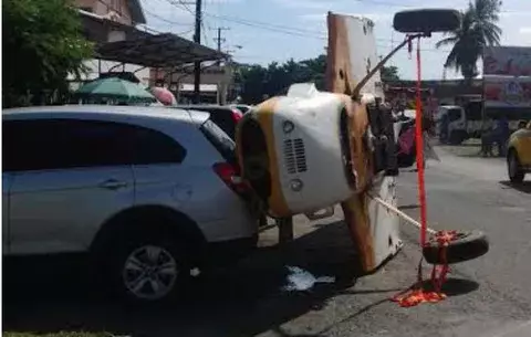 Avioneta cae a dos vehículos mientras era transportada