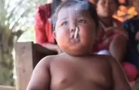 Así está 6 años después el 'bebé fumador'