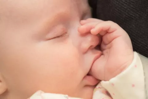 Niños que se chupan el pulgar tienen menos alergias