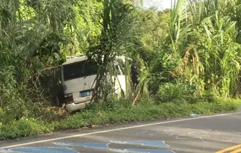Bus se sale de la vía, queda entre herbazales 