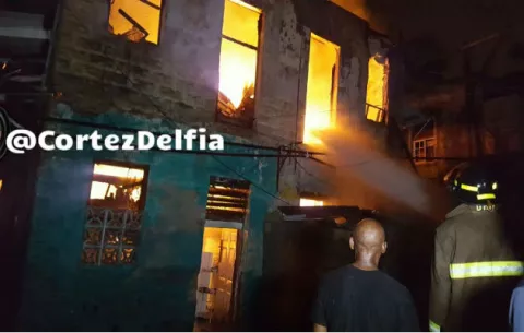 Incendio consume caserón en Colón y deja dos bomberos heridos