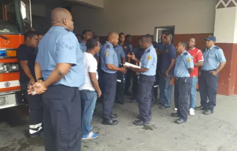 Aumento salarial y ascensos reclaman bomberos en Colón