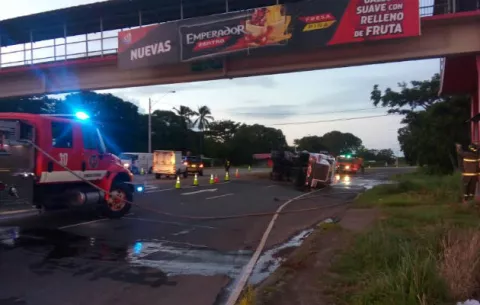 Camión se vuelca en Penonomé y queda botando diésel
