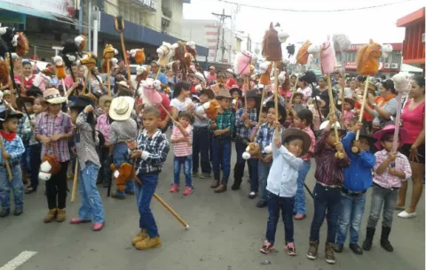 Cientos de niños recorren Santiago en sus caballitos de palo 
