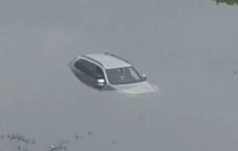 Encuentran cadáver dentro de auto flotando en el río Chagres