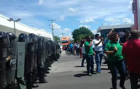 Docentes cerraron la vía ante presencia de antimotines