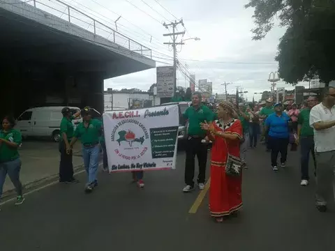 Docentes realizan marchan por las calles de David