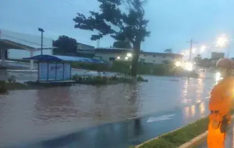 Fuerte aguacero provoca interrupción de vías en Chitré