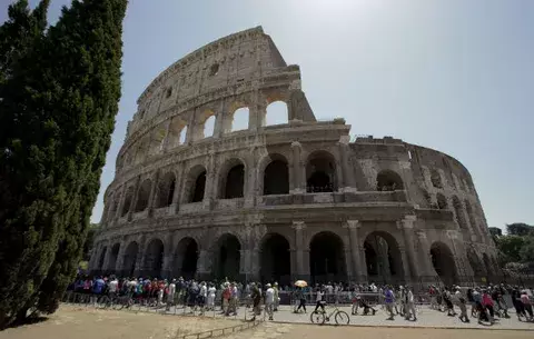 Coliseo romano luce más imponente, tras costosa limpieza 