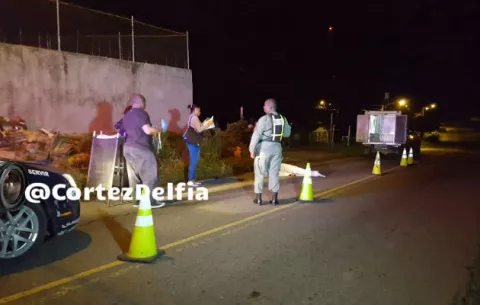Carro lo impacta y fallece, se busca al responsable 
