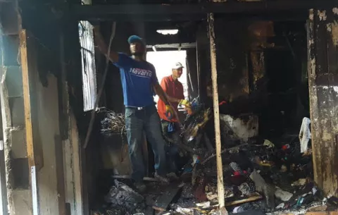 Vela encendida pudo ser la causa de incendio en caserón en Colón 