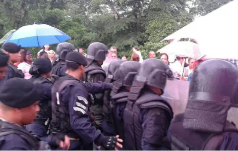 Reclaman el mal estado del plantel, hay dos detenidos