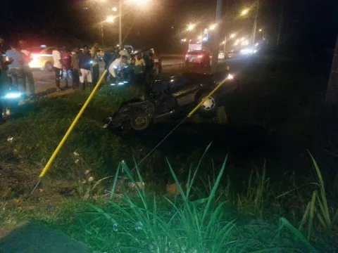 Conductor cae en una cuneta y queda atrapado 