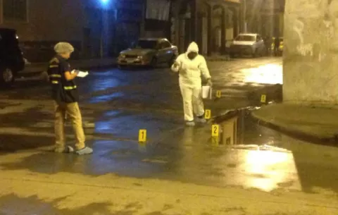 Disparan desde un auto en marcha y no sobrevivió 