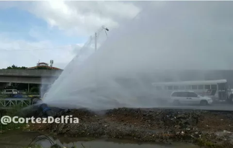 Regüero de agua por rotura de tubería en Colón