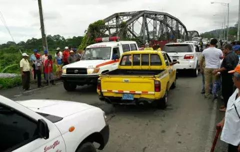 Jubilados y pensionados despejan vía en Bocas del Toro