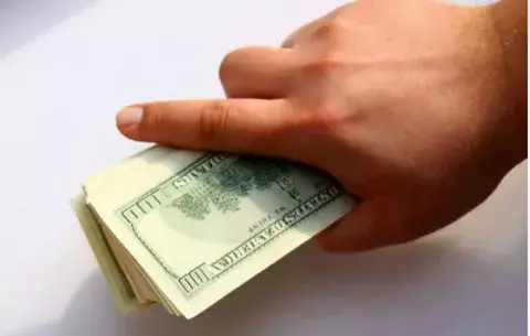 Circula billetes falsos en denominaciones de cinco, diez y veinte dólares
