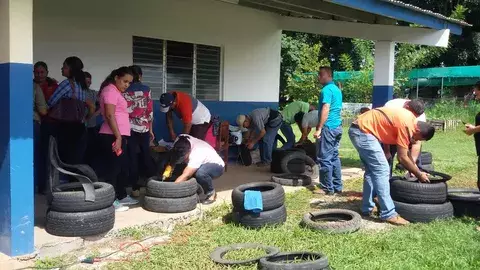 Capacitan a docentes en reutilización de llantas