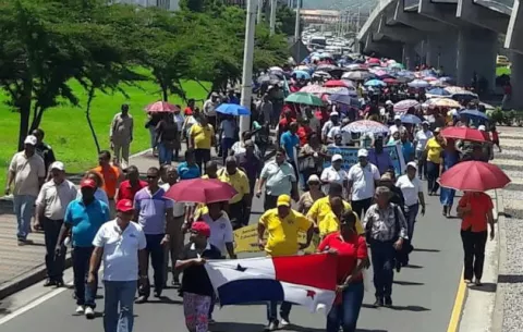 Docentes colonenses marcharon hacia la sede regional de la Contraloría 