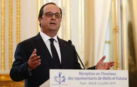 El peluquero de Hollande gana cerca de $11 mil al mes, según "Le Canard Enchaîné"
