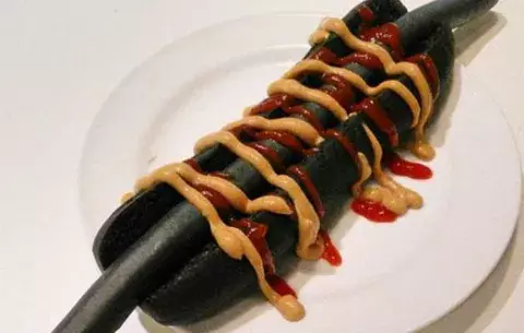 Venden hot dog negro en Japón