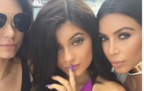'Fingermouthing': La nueva tendencia de selfies entre famosas