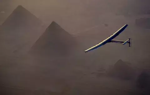 El avión Solar Impulse 2 sobrevuela las pirámides de Egipto 