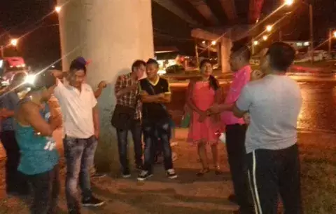 Indígenas continuan manifestaciones nocturnas en contra de Barro Blanco