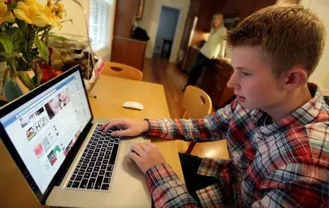 Uno de cada tres padres opina que internet lo aisla de sus hijos