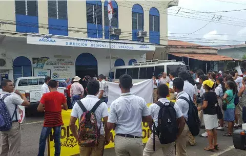 IPTV realiza piqueteo frente a la sede del Ministerio de Educación