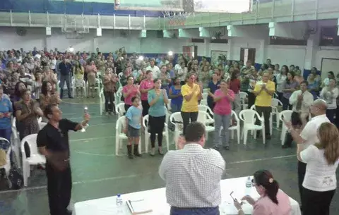 Educadores santeños se reúnen para decidir si se van a paro