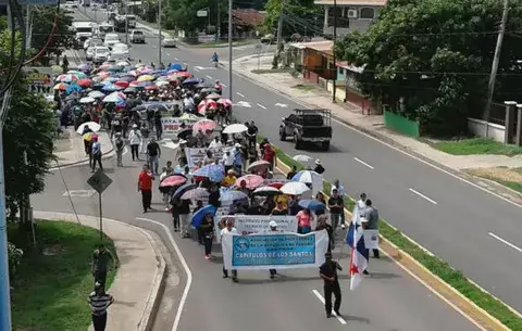 Docentes de Los Santos marchan vestidos de negro