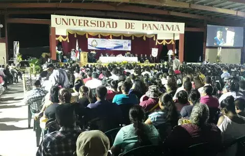 Se gradúan 250 estudiantes del CRU de Bocas del Toro 
