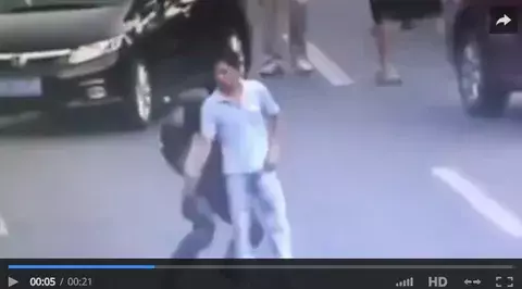 #Video Increíble maniobra de agente china para desarmar a un hombre