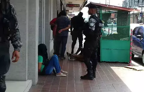 4 detenidos tras retirar presunta droga de un centro de encomienda 