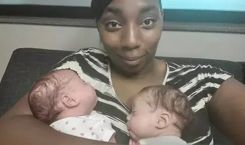 Mujer en Kansas da a luz a seis mellizos en 26 meses 