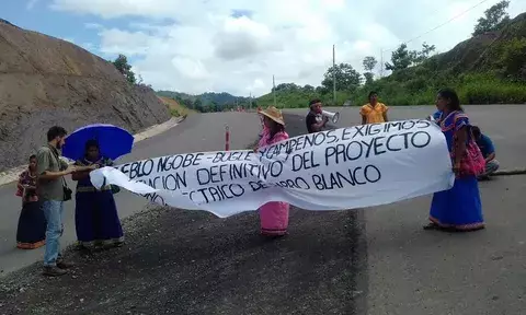 Indígenas cierran, piden al presidente cese sus intereses por Barro Blanco
