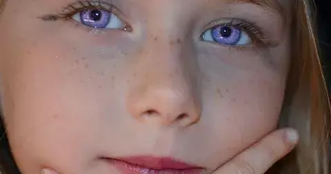 Las personas de ojos violeta existen, ¿sabes qué les pasó?
